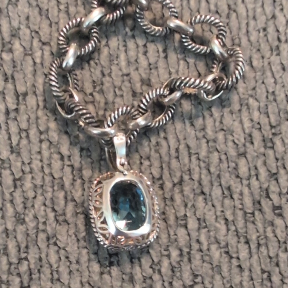 Elegant Silver Necklace with Blue Gemstone - Picture 4 of 4